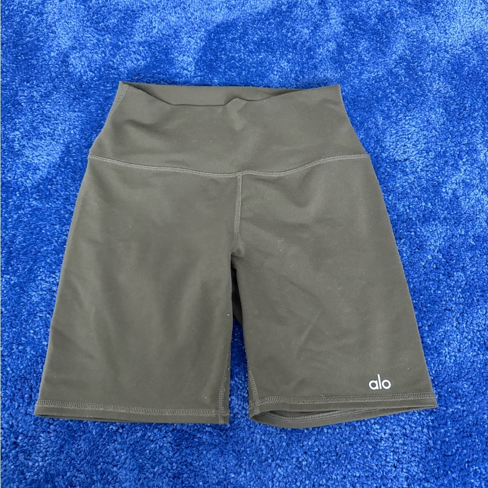 BRAND NEW Alo forest Green Biker Shorts